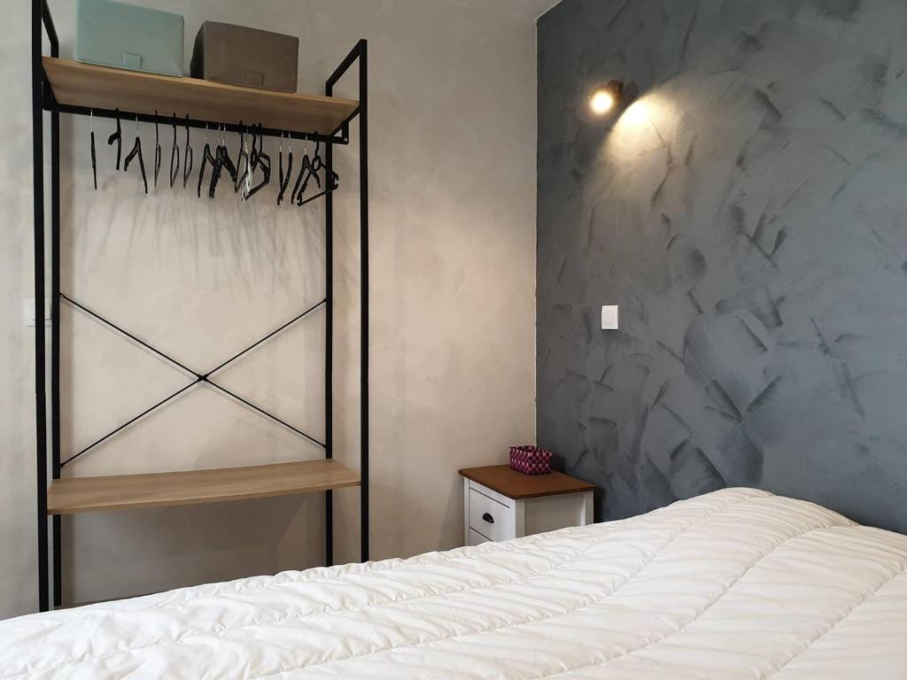 Posteľ alebo postele v izbe v ubytovaní Appartement avec balcon VUE MER plage de Trestraou à PERROS-GUIREC - Réf 903
