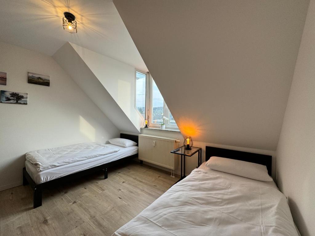 Habitación en el ático con 2 camas y ventana en Gemütliches Apartment für 2 Personen nahe RaumFabrik - Durlach by Rabe, en Karlsruhe