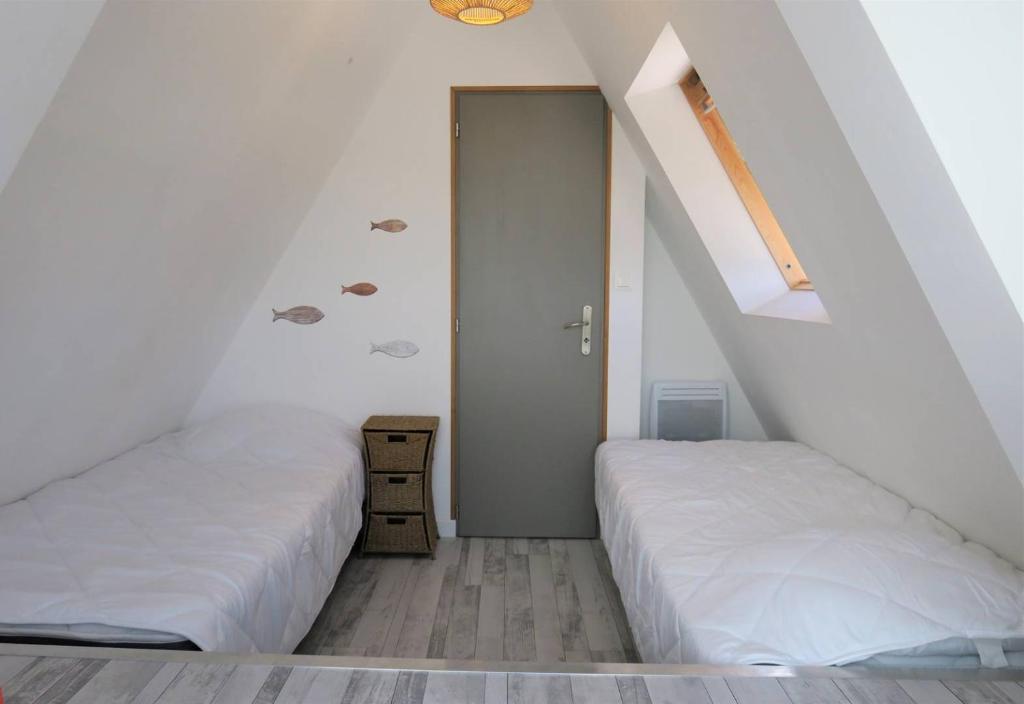 Posteľ alebo postele v izbe v ubytovaní Maison rénovée avec Wifi, jardin, à 450m du centre de PERROS-GUIREC - Réf 924
