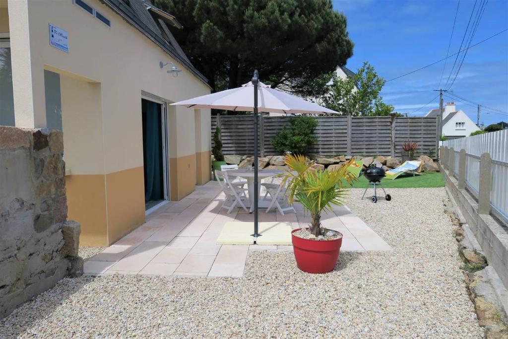 Vonkajšia záhrada v ubytovaní Maison rénovée avec Wifi, jardin, à 450m du centre de PERROS-GUIREC - Réf 924