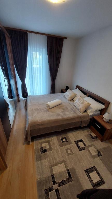 um quarto com uma cama grande e um tapete em Apartment Disa em Kaštela