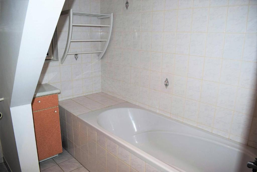 Kúpeľňa v ubytovaní Superbe appartement 3 étoiles à proximité centre et plage à PERROS-GUIREC - Réf 942