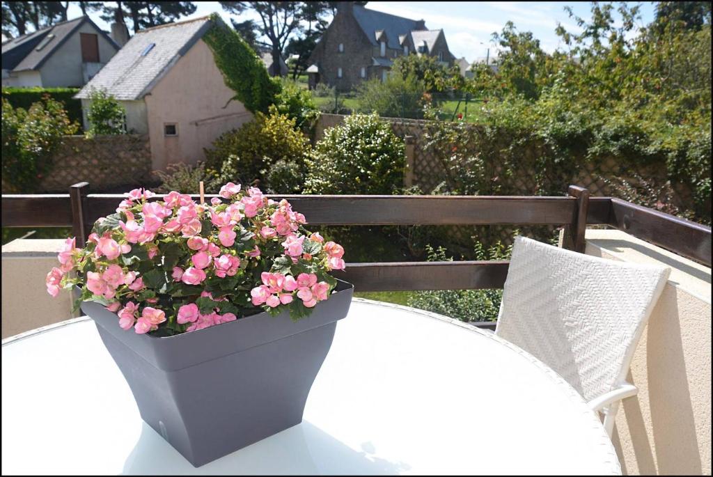 Vonkajšia záhrada v ubytovaní Superbe appartement 3 étoiles à proximité centre et plage à PERROS-GUIREC - Réf 942