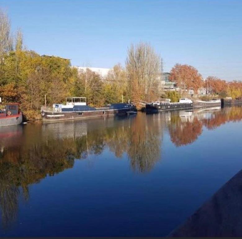 Un río con barcos estacionados al costado. en Charming f2- private residence, en LʼÎle-Saint-Denis