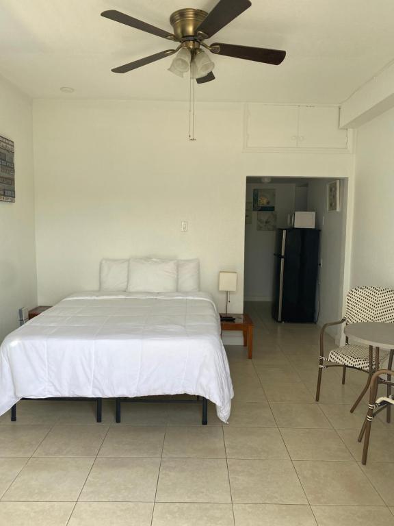 Postel nebo postele na pokoji v ubytování Coral Key Inn