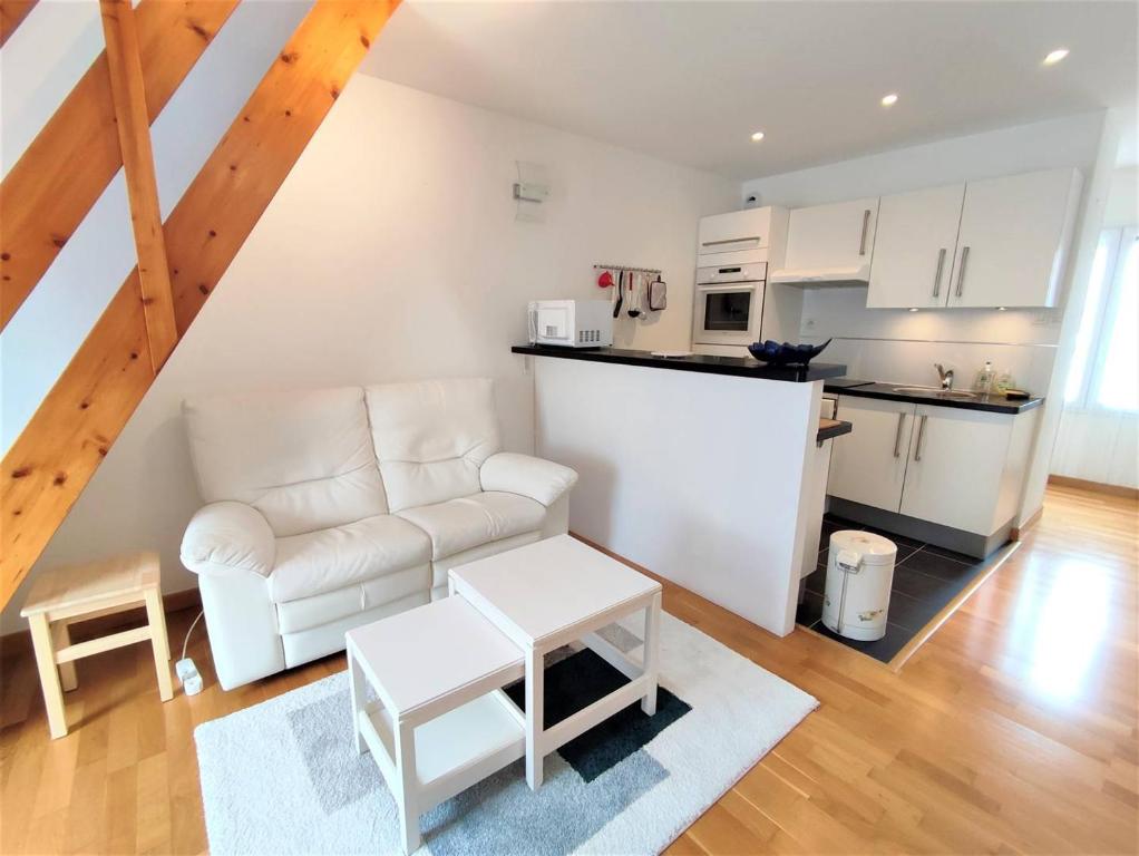 Kuchyňa alebo kuchynka v ubytovaní Appartement avec WIFI, parking au centre de PERROS-GUIREC Réf - 953