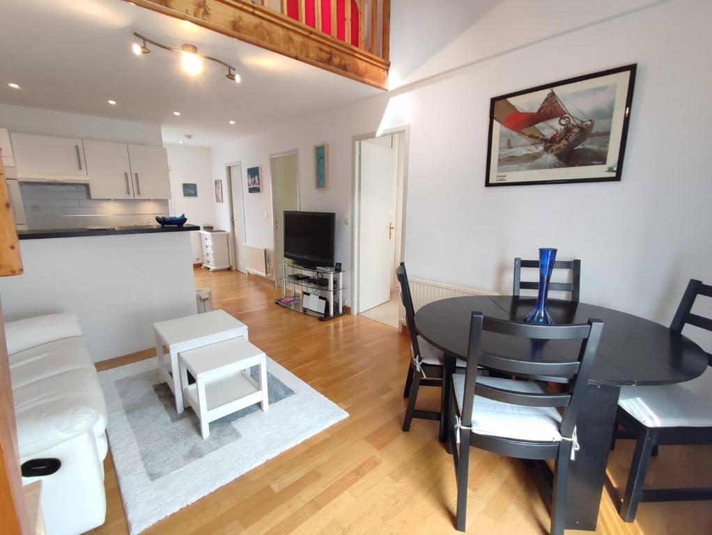 Posedenie v ubytovaní Appartement avec WIFI, parking au centre de PERROS-GUIREC Réf - 953