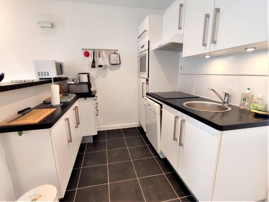 Kuchyňa alebo kuchynka v ubytovaní Appartement avec WIFI, parking au centre de PERROS-GUIREC Réf - 953