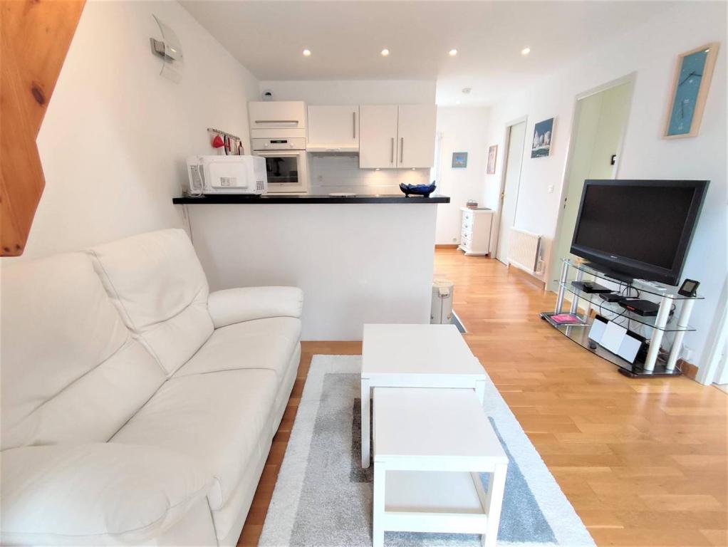 Kuchyňa alebo kuchynka v ubytovaní Appartement avec WIFI, parking au centre de PERROS-GUIREC Réf - 953