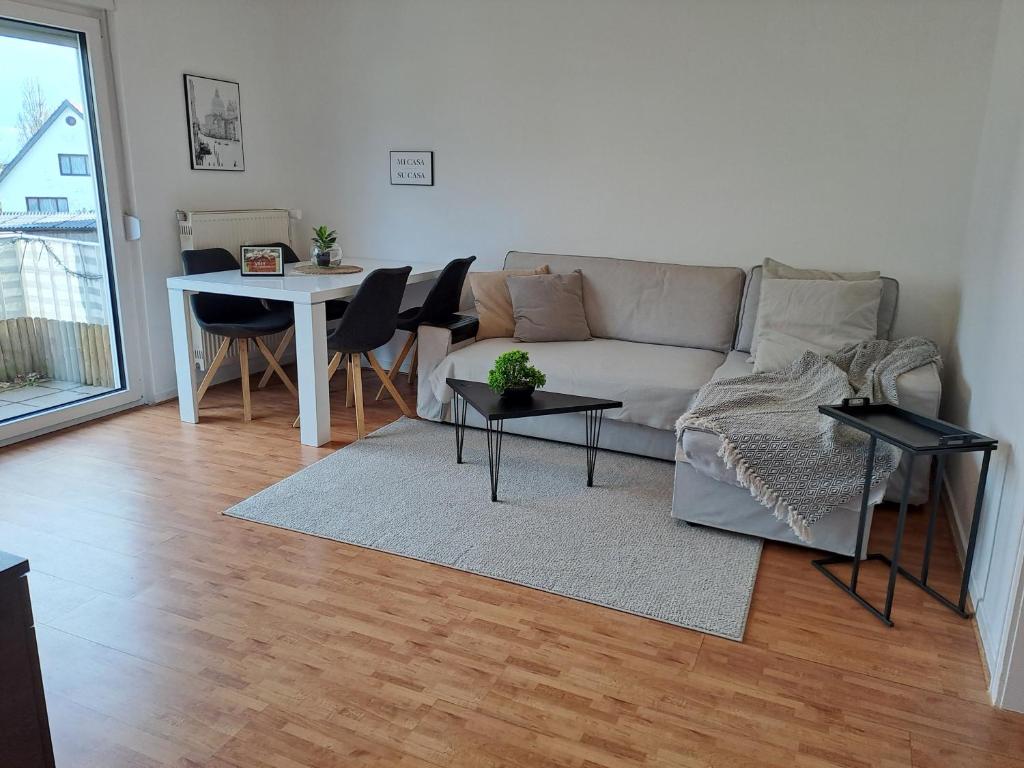 sala de estar con sofá y mesa en Phantasialand Appartement 6 PERS, en Brühl