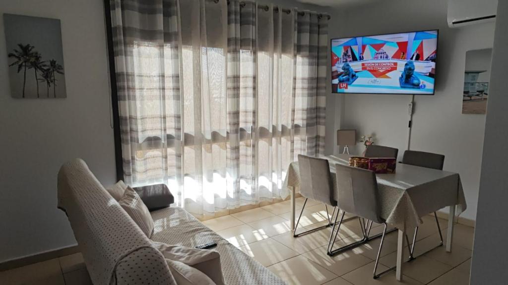 TV a/nebo společenská místnost v ubytování Casa Alisios