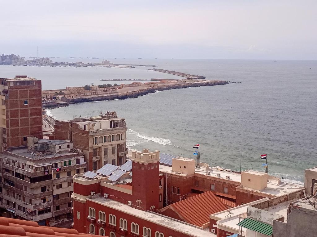 uma vista aérea de uma cidade e do oceano em الاسكندريه em Alexandria