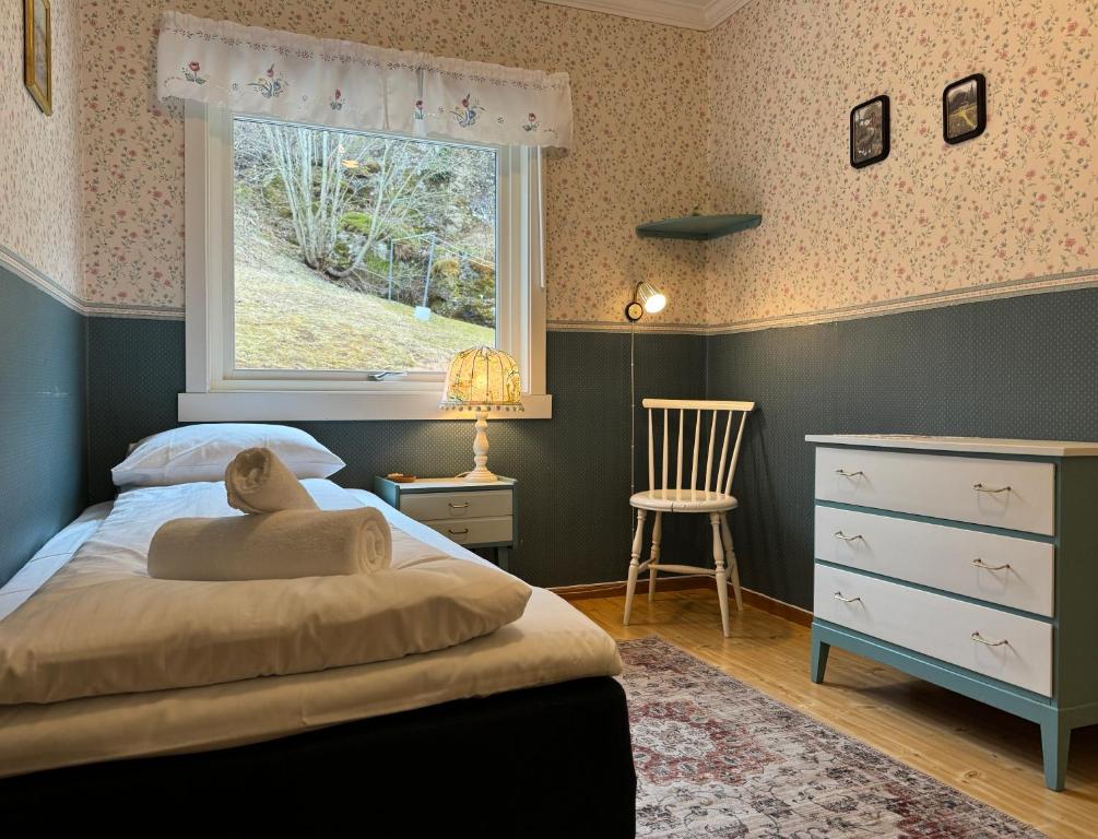 Postel nebo postele na pokoji v ubytování Svingen Guesthouse - Panoramic Fjord Views in Flåm