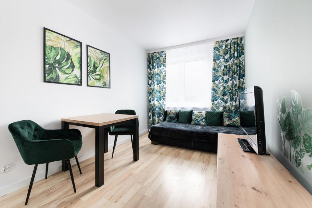Televízia a/alebo spoločenská miestnosť v ubytovaní Hello Apartments Chłopska