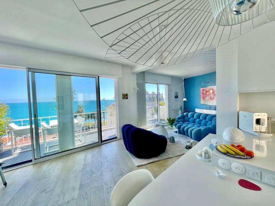 un salon avec vue sur l'océan dans l'établissement 2P Bonjour Soleil (Sea View/Terrasse&AC), à Nice