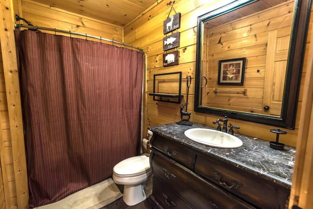 Koupelna v ubytování Private Creekside Cabin+Hot Tub,Pool Table, & Pets