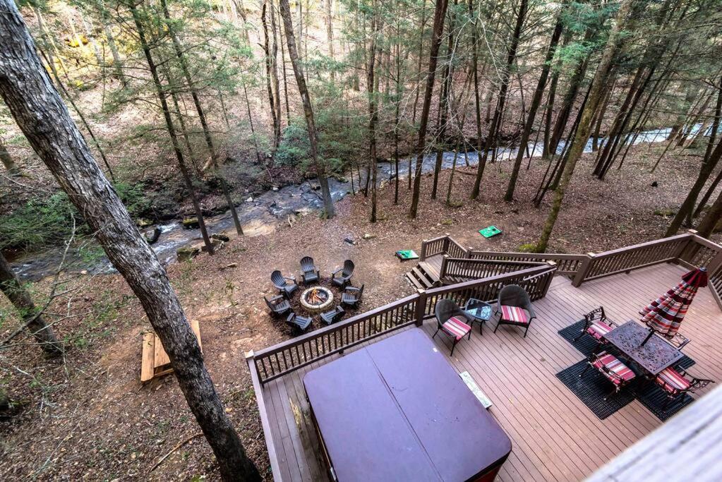 Zahrada ubytování Private Creekside Cabin+Hot Tub,Pool Table, & Pets