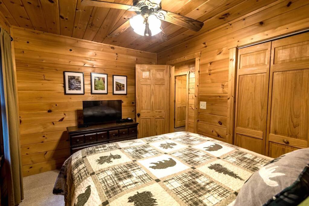 Postel nebo postele na pokoji v ubytování Private Creekside Cabin+Hot Tub,Pool Table, & Pets