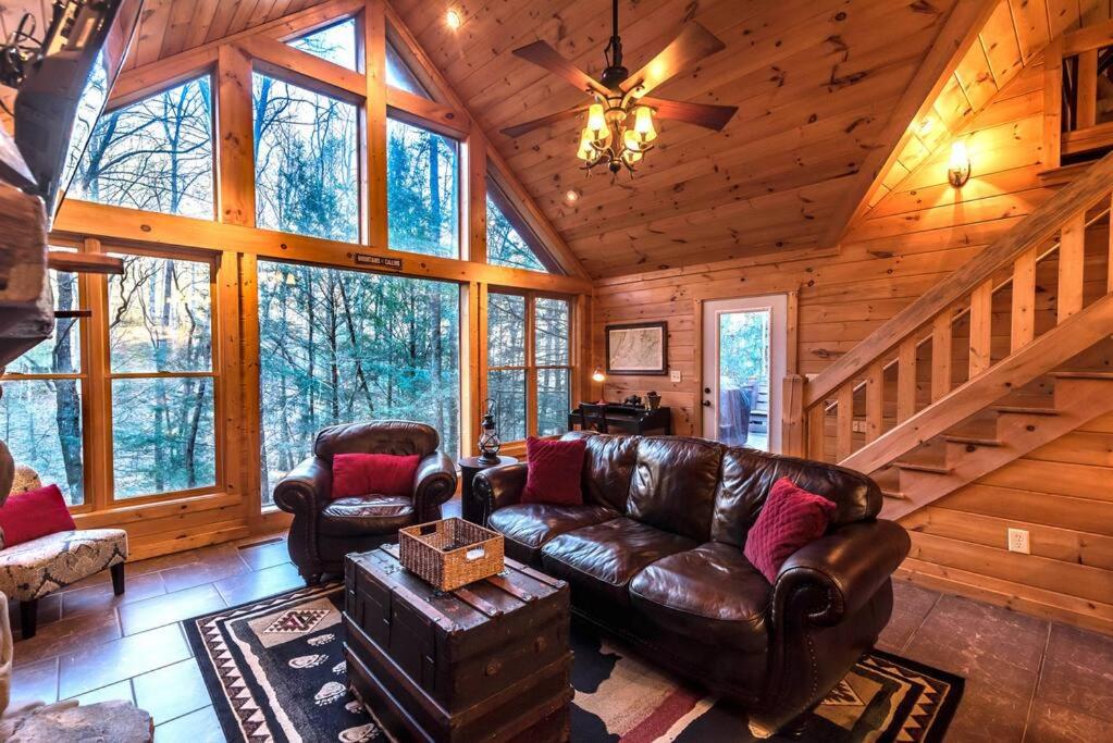 Posezení v ubytování Private Creekside Cabin+Hot Tub,Pool Table, & Pets