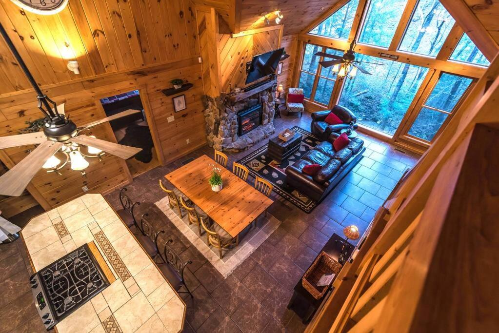 Posezení v ubytování Private Creekside Cabin+Hot Tub,Pool Table, & Pets