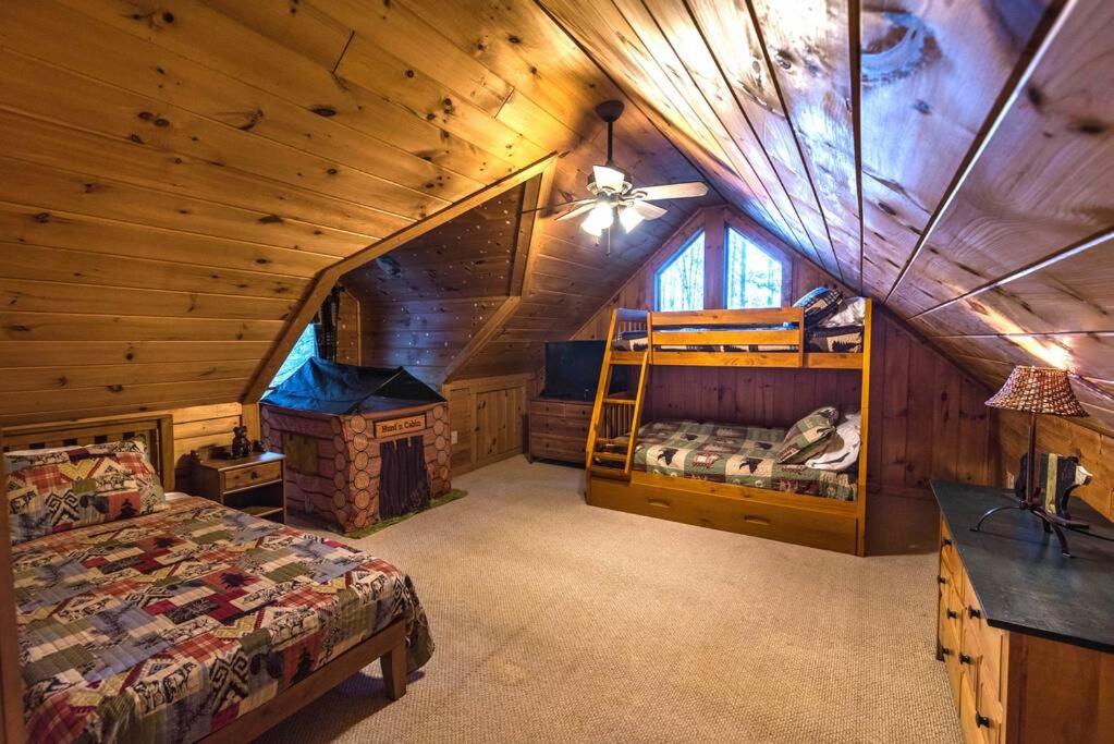 Postel nebo postele na pokoji v ubytování Private Creekside Cabin+Hot Tub,Pool Table, & Pets