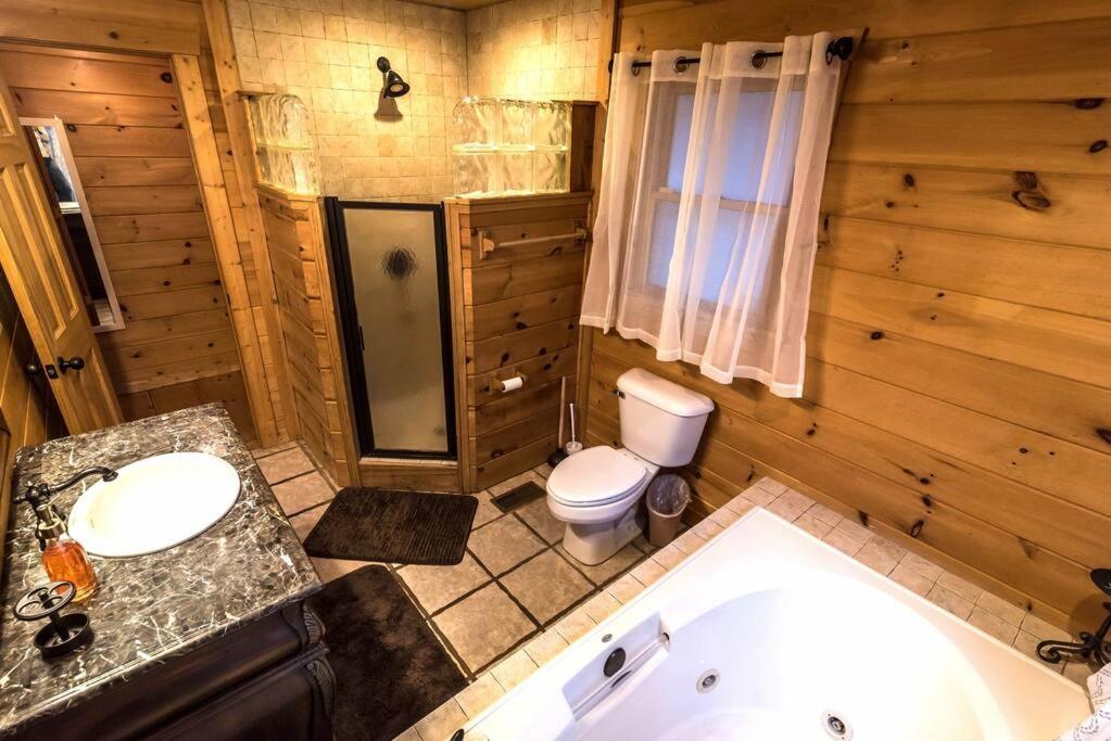 Koupelna v ubytování Private Creekside Cabin+Hot Tub,Pool Table, & Pets