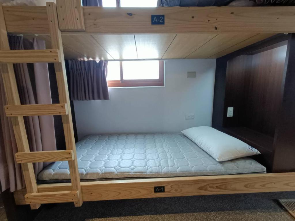 Postel nebo postele na pokoji v ubytování 馬祖津沙背包客棧-Jinsha backpacker inn
