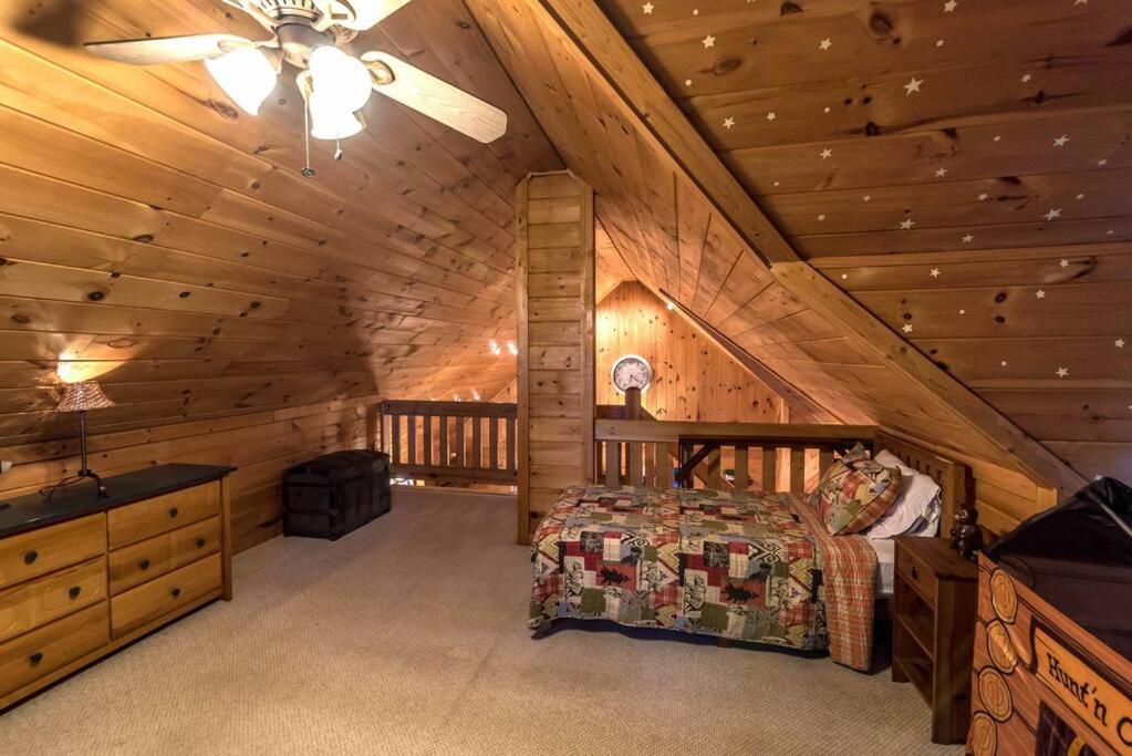 Posezení v ubytování Private Creekside Cabin+Hot Tub,Pool Table, & Pets