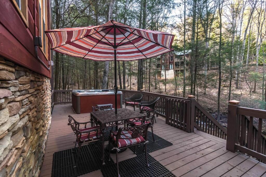 Balkón nebo terasa v ubytování Private Creekside Cabin+Hot Tub,Pool Table, & Pets