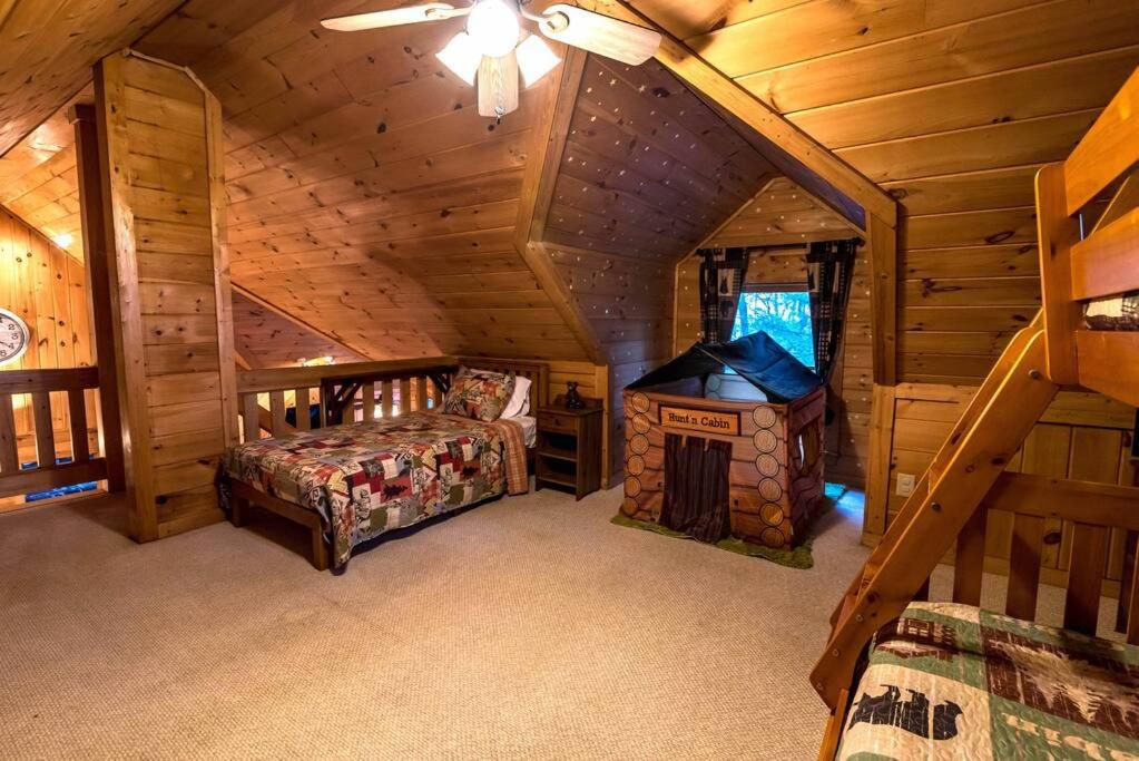 Postel nebo postele na pokoji v ubytování Private Creekside Cabin+Hot Tub,Pool Table, & Pets