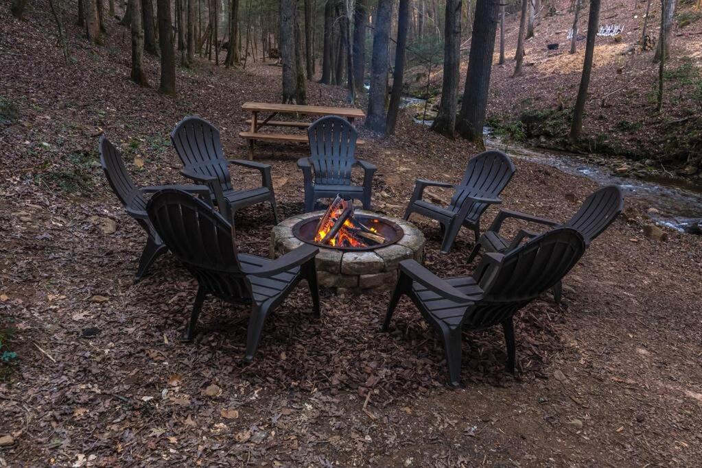 Fotografie z fotogalerie ubytování Private Creekside Cabin+Hot Tub,Pool Table, & Pets v destinaci Ellijay