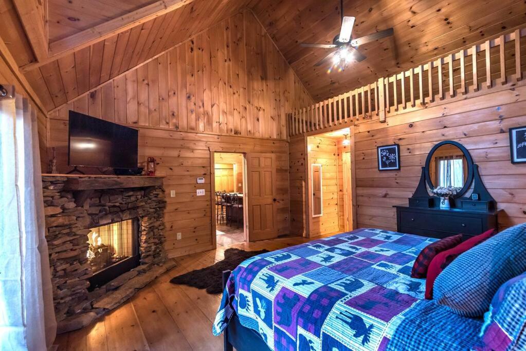 Postel nebo postele na pokoji v ubytování Private Creekside Cabin+Hot Tub,Pool Table, & Pets