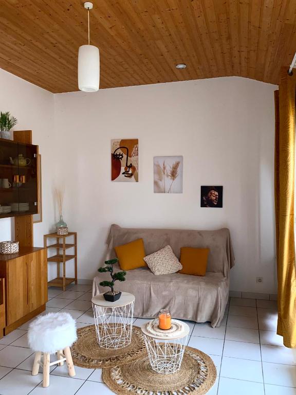 un salon avec un canapé et une table dans l'établissement Gîtes Côte de Jade, proche plage et commerces, de 2 à 6 personnes, à La Bernerie-en-Retz
