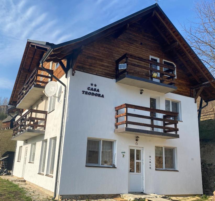 un gran edificio blanco con techo de madera en Casa Teodora, en Albac