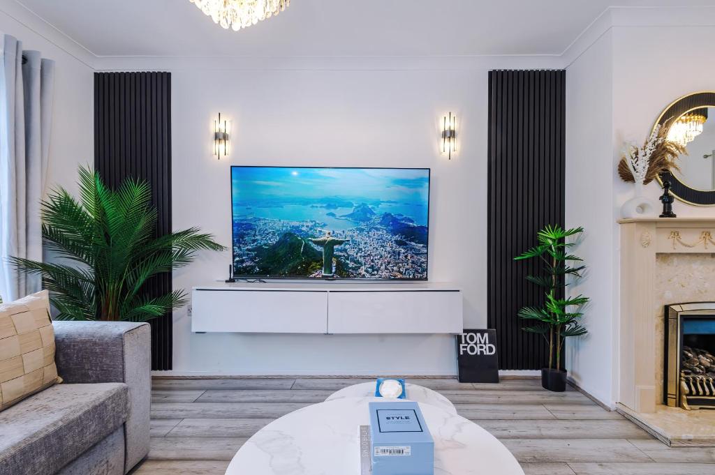 een woonkamer met een grote tv aan de muur bij New 2 Bed House - Perfect for Contractors & Families By AV Stays Short Lets St Helens in Saint Helens