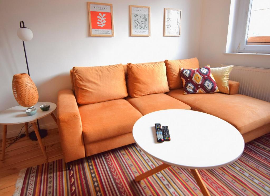 ein Wohnzimmer mit einem Sofa und einem Tisch in der Unterkunft Apartament Sikorskiego in Posen