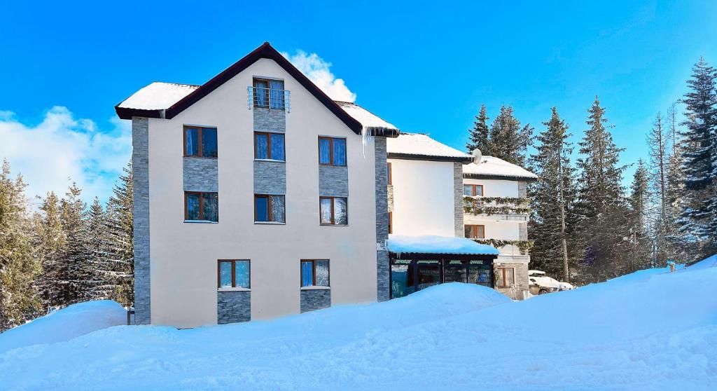 un bâtiment avec de la neige devant lui dans l'établissement Pipash, à Dragobrat