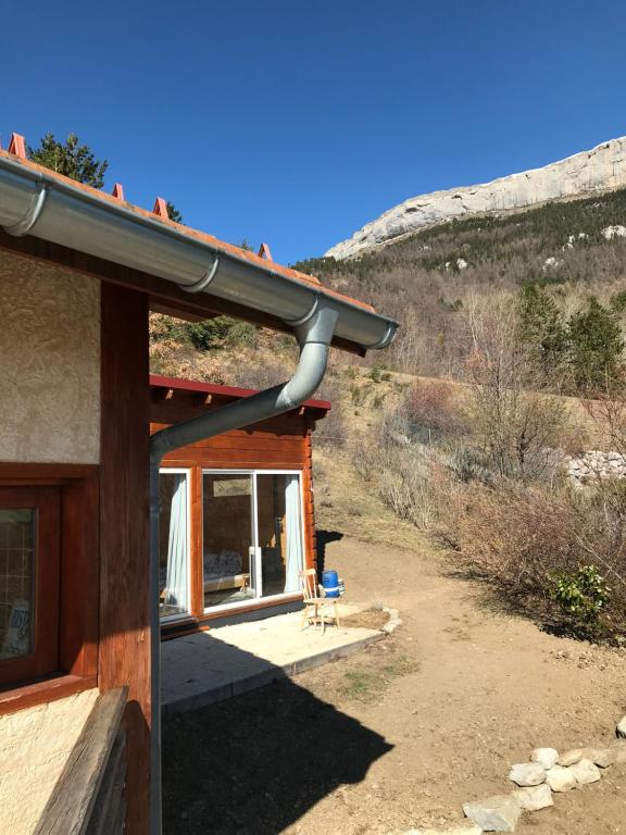 une maison avec vue sur la montagne dans l'établissement Perchoir de ceuse, à Sigoyer