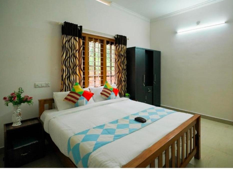 Un dormitorio con una cama grande y una ventana en The room for two, en Madikeri
