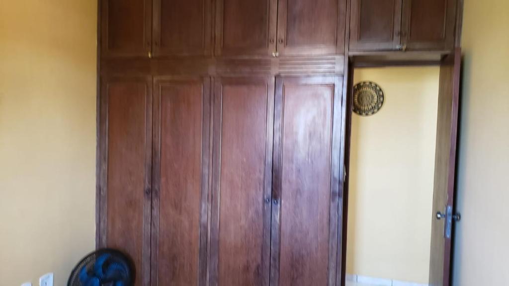 una gran puerta de madera en una habitación en Apartamento 2 Quartos Praia do Morro, en Guarapari