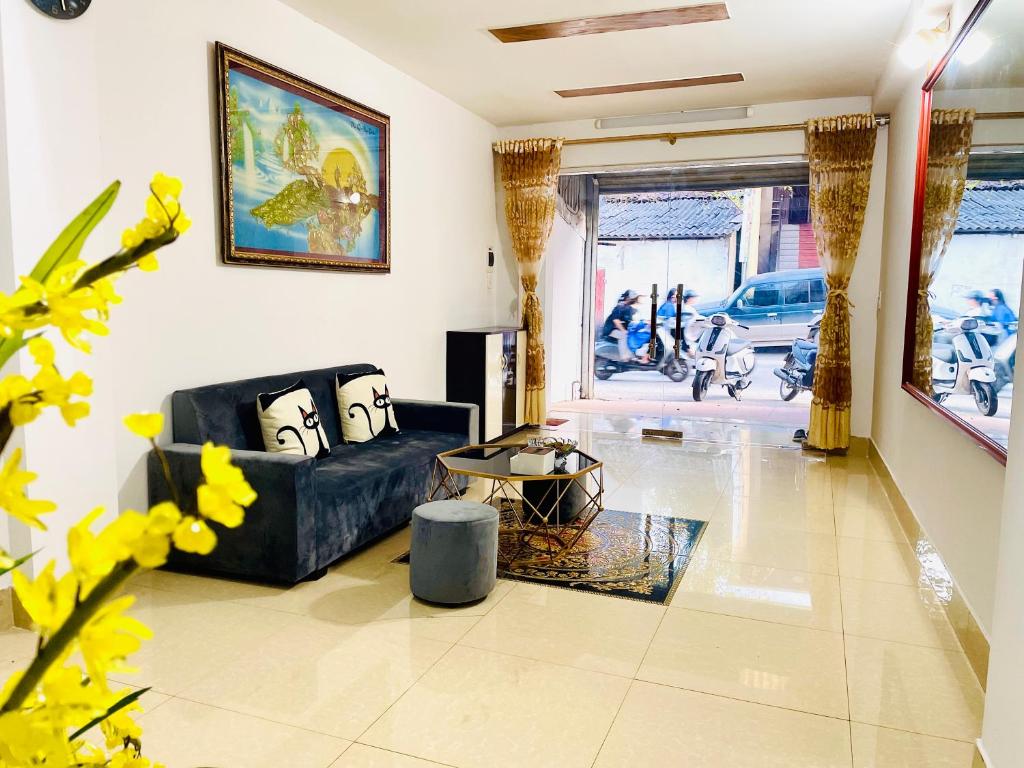 ein Wohnzimmer mit einem Sofa und einem Tisch in der Unterkunft Liu homestay in Nà Phia