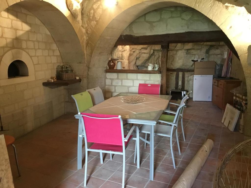 - une salle à manger avec une table et des chaises dans l&#39;établissement Chambre Pantagruel Le dolmen, à Thizay