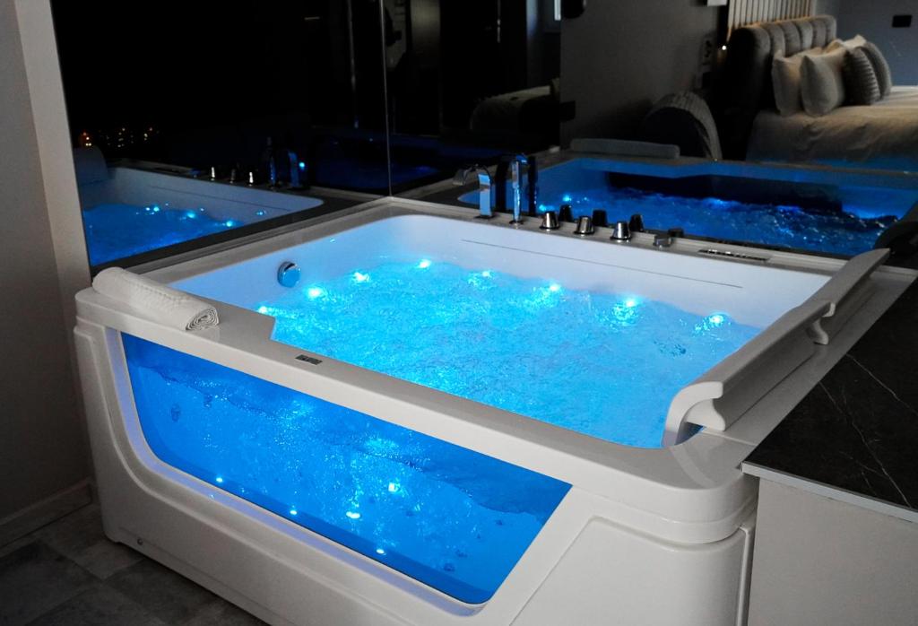 bañera de hidromasaje con agua azul en una habitación en Hey Suite Luxury GuestHouse Roma-Trastevere, en Roma