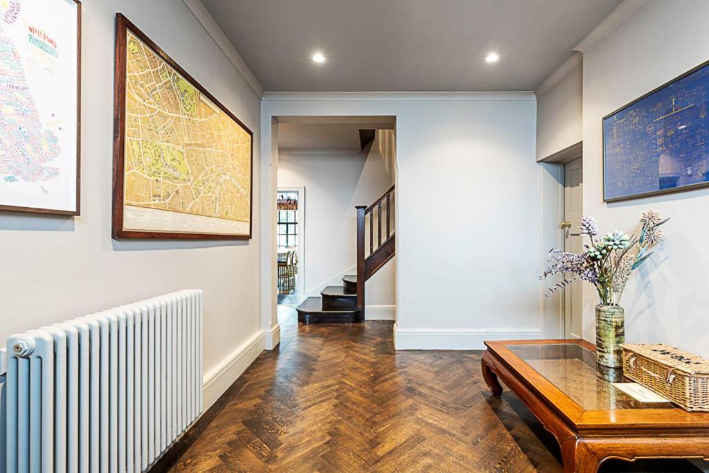 A seating area at Stunning 5 Bed House in Willesden Green!
