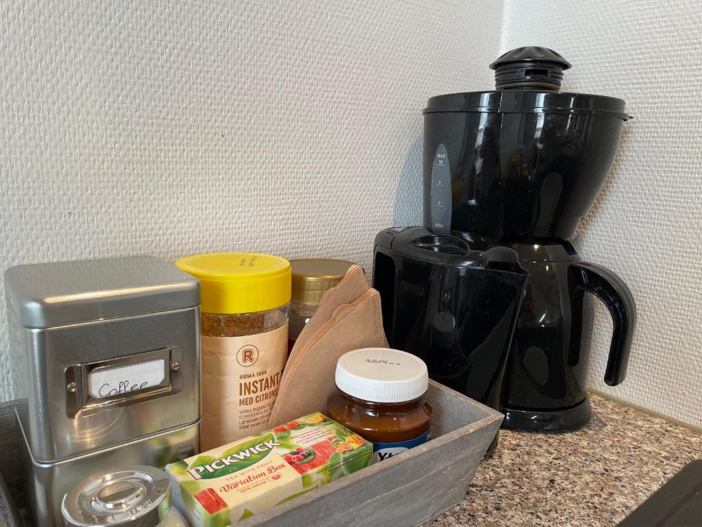 Příslušenství pro přípravu čaje a kávy v ubytování Nygaard B&B