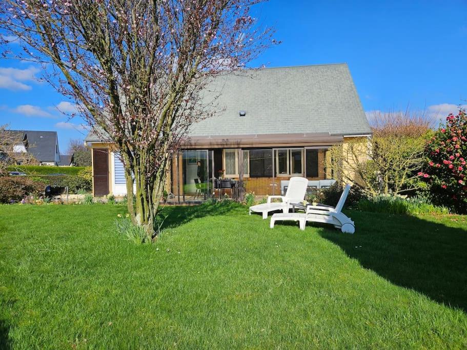 una casa con due sedie bianche in cortile di Le Beau Repère a Beaurepaire