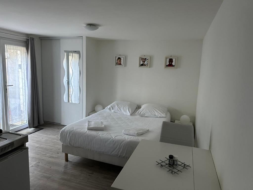 Katil atau katil-katil dalam bilik di Studio calme et indépendant proche Tours