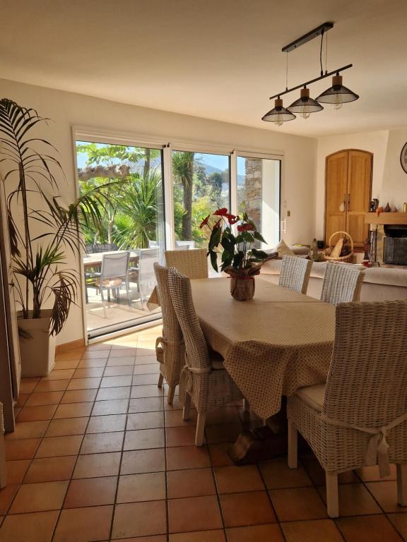 une cuisine et une salle à manger avec une table et des chaises dans l'établissement Le Mas Cesylae, à Carqueiranne