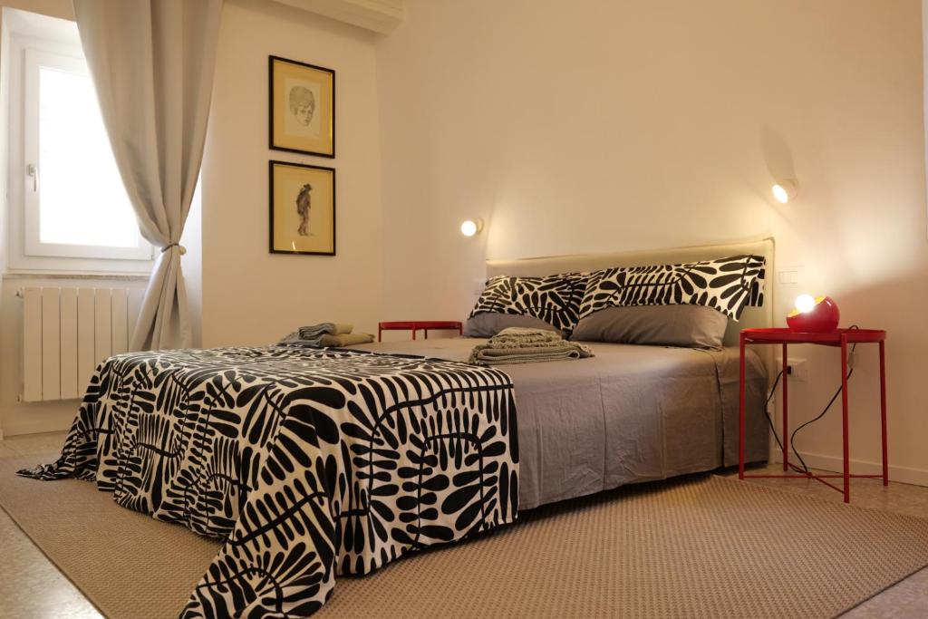 een slaapkamer met een bed met zebraprint-lakens bij Maison62 in San Severino Marche