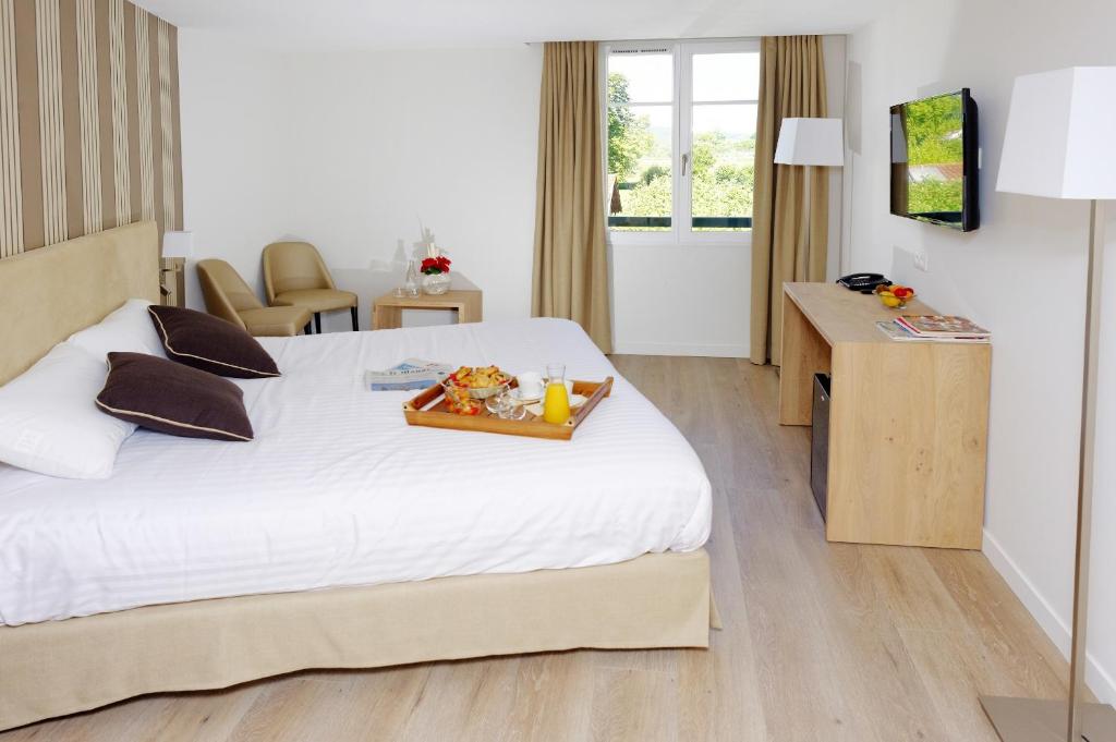 Postel nebo postele na pokoji v ubytování Logis Hotel de la Nivelle